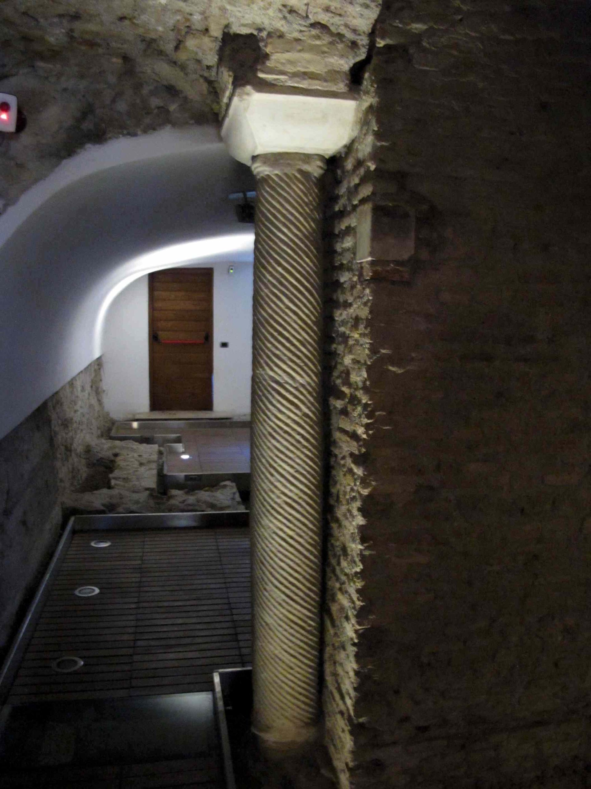 old temple of Esculapio. Rome 11.jpg